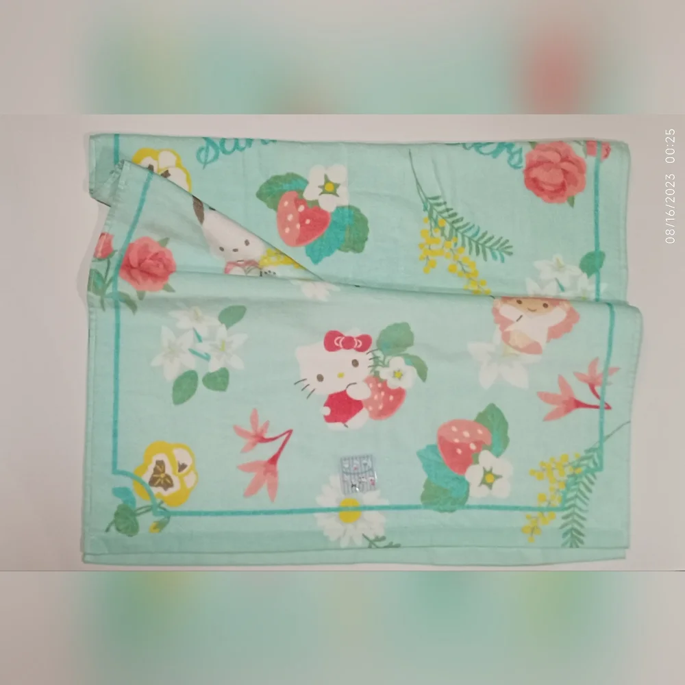 Floral sanrio characters bath towel